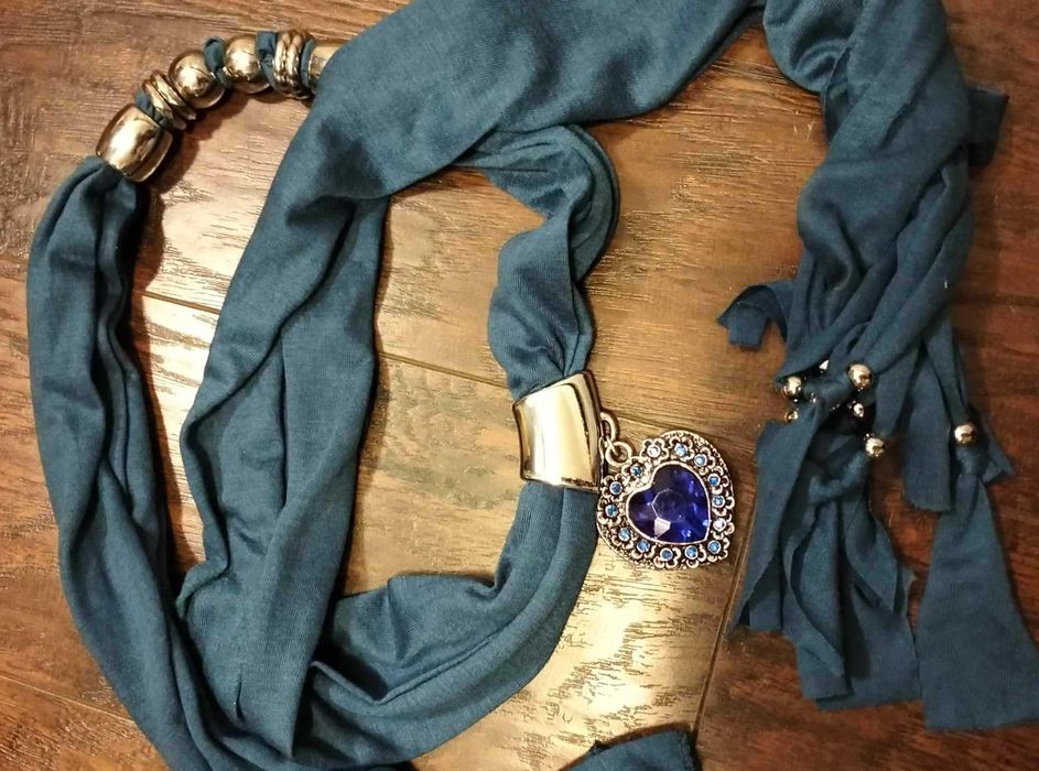 szalik granatowy z ozdobami