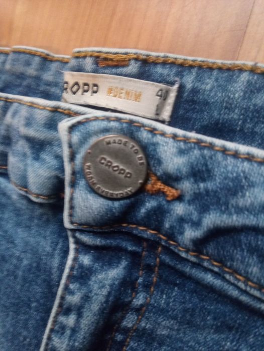 Jeansy z wysoki. Stanem cropp L
