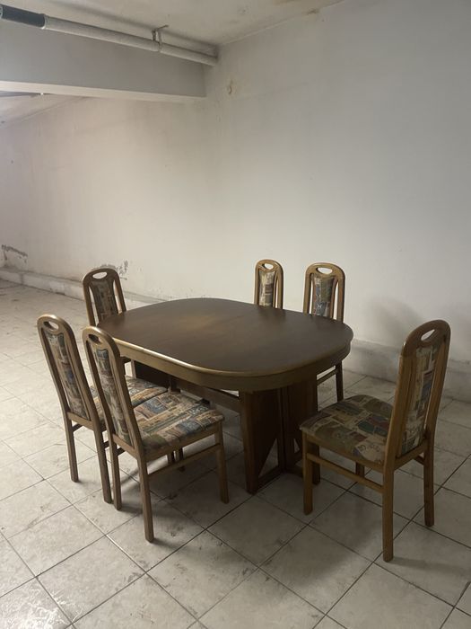 Conjunto de mesa extensora de madeira e 6 cadeiras