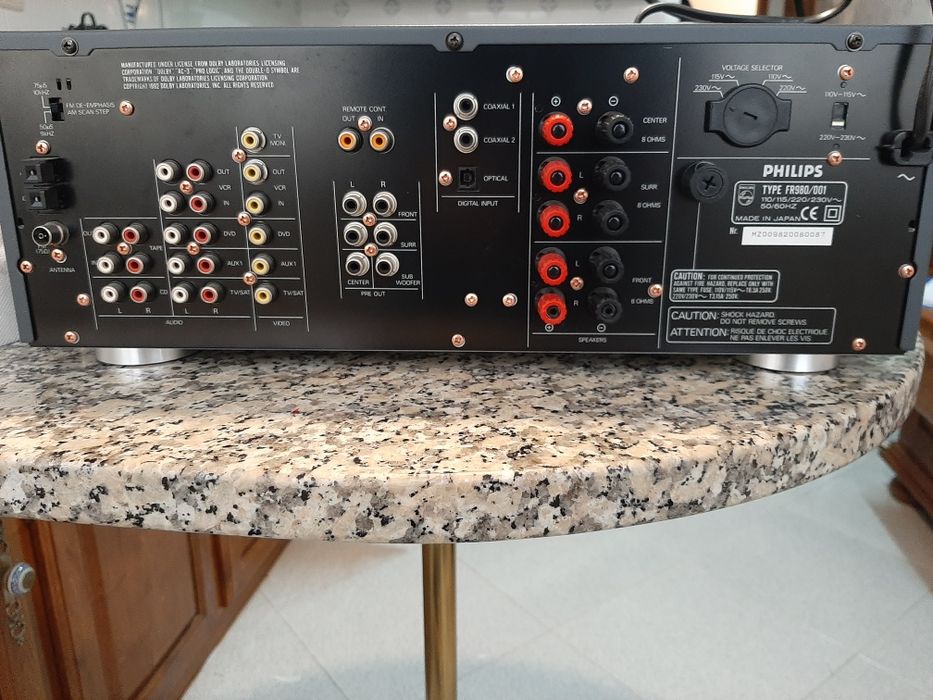 Receiver home cinema com 125 watts por canal.