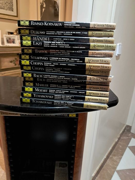 Vendo Cd's musica classica com coluna em madeira