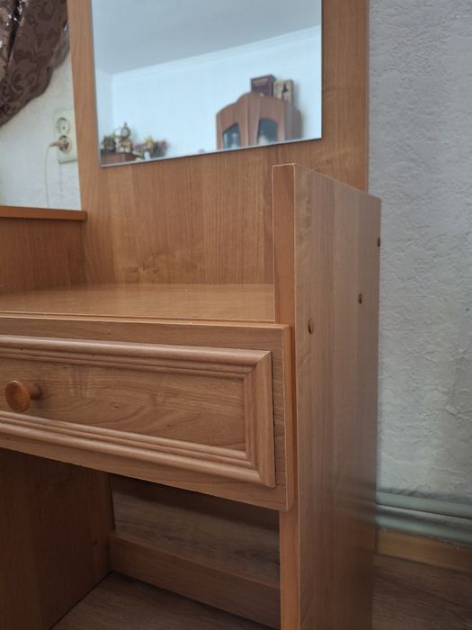 Тумбочка з дзеркалом