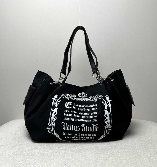 Damska czarna welurowa torebka na ramię z metalowymi dodatkami