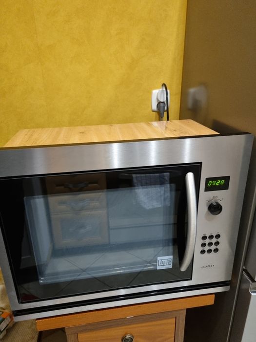 Microwela Caple z grilem i funkcją piekarnika