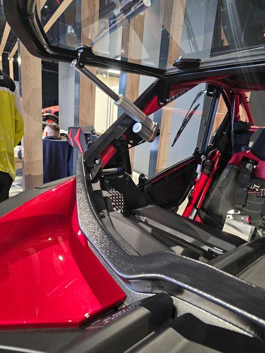 Szyba Maverick X3 szklana uchylna elektrycznie