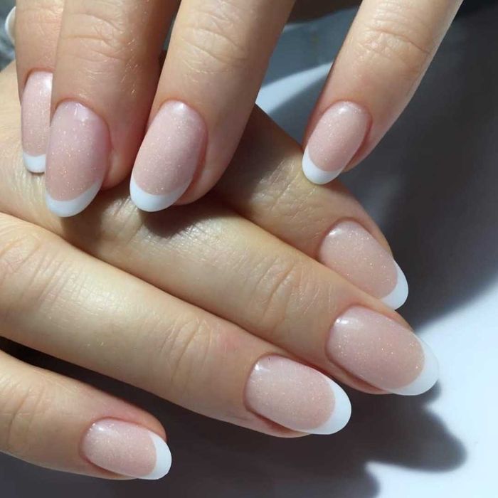 Przedłużanie paznokci, korekta, manicure z lakierem hybrydowym
