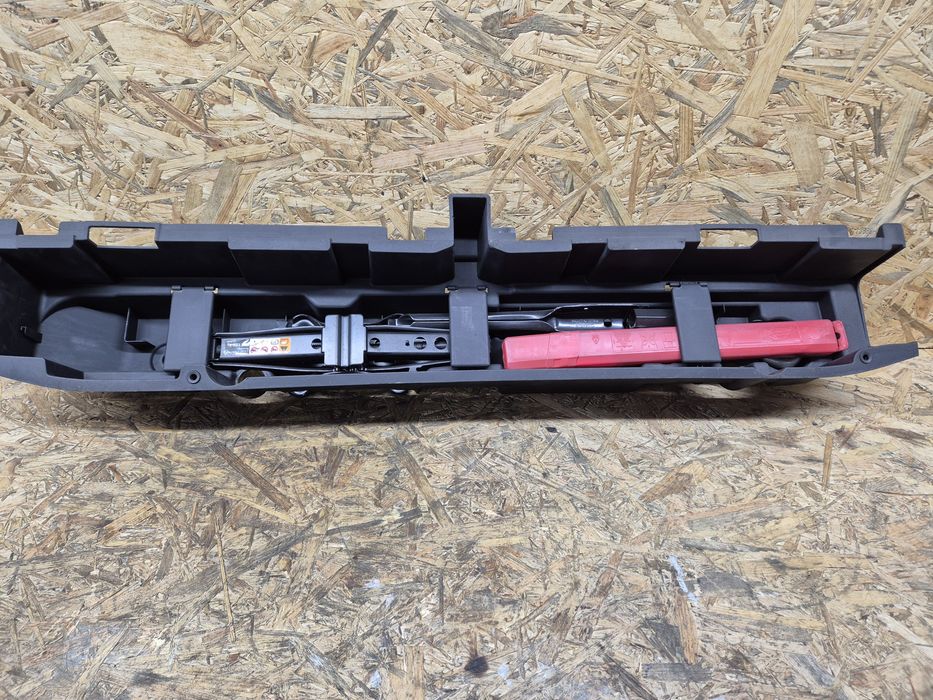 Schowek wkład bagażnika lewarek Opel Zafira C