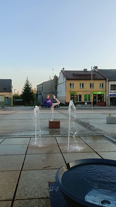 Pudrowe jeansy damskie