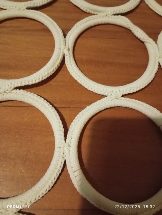 Acessório para pendurar lenços/cintos