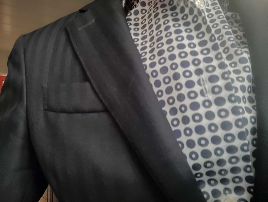Blazer espinhado azul escuro botões dourados forro vermelho. Oficina Mustra. Luxo