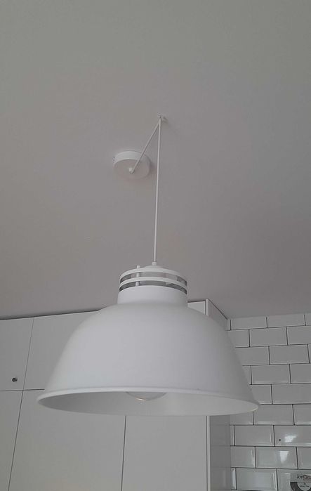 Biała metalowa lampa