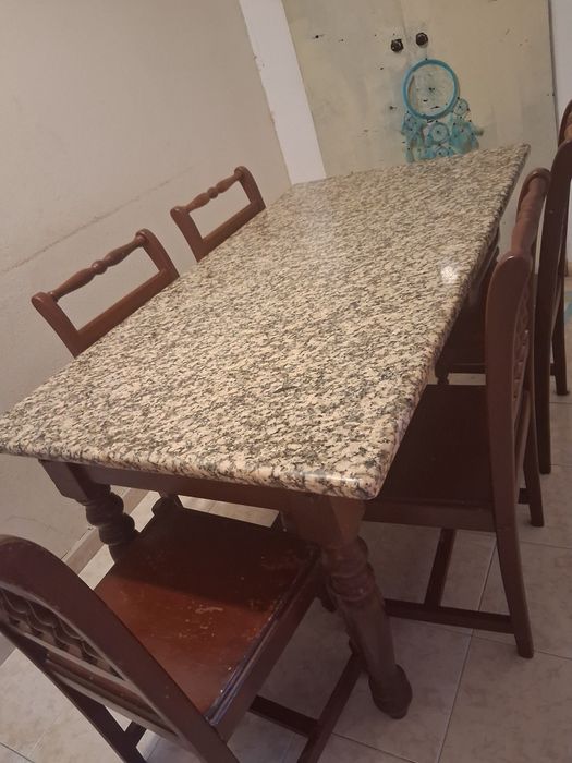 Mesa c/tampo de mármore + 5 cadeiras