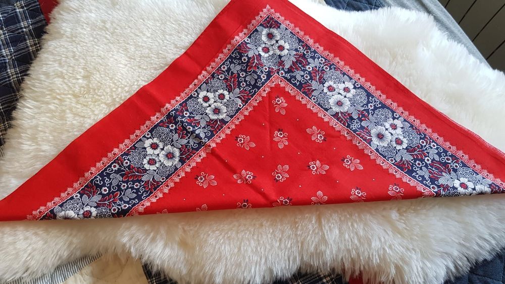 Czerwona bandana na głowę ze wzorem w kwiatki bawełna
