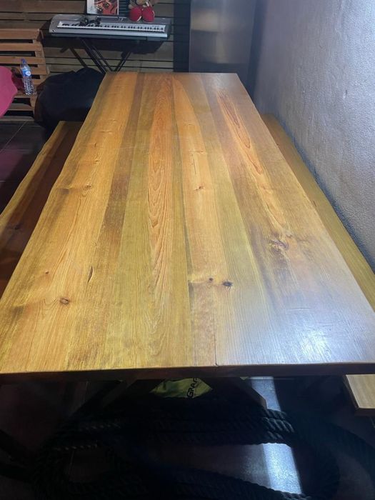 Mesa de madeira com pé em ferro