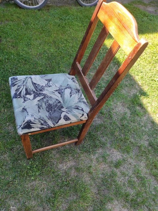 Krzesła antyki z niebieskim obiciem