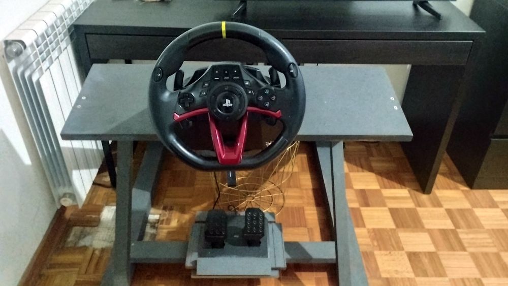 Ps 4 Pro em muito bom estado ,com volante , Pedais,um comando e jogos