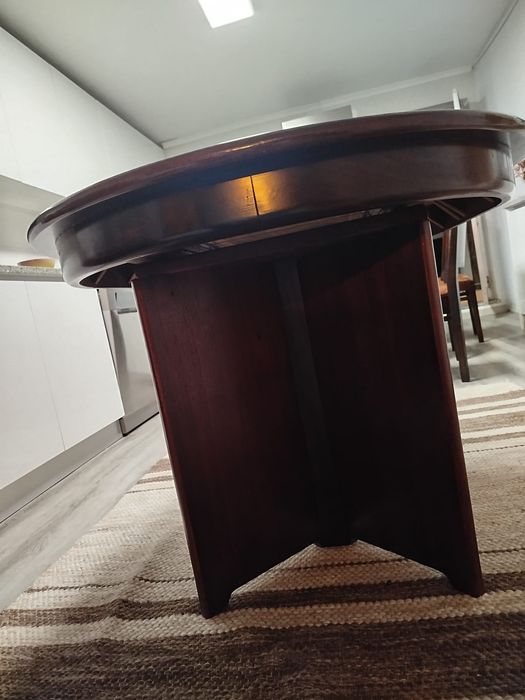 Mesa de sala de jantar de madeira nogueira