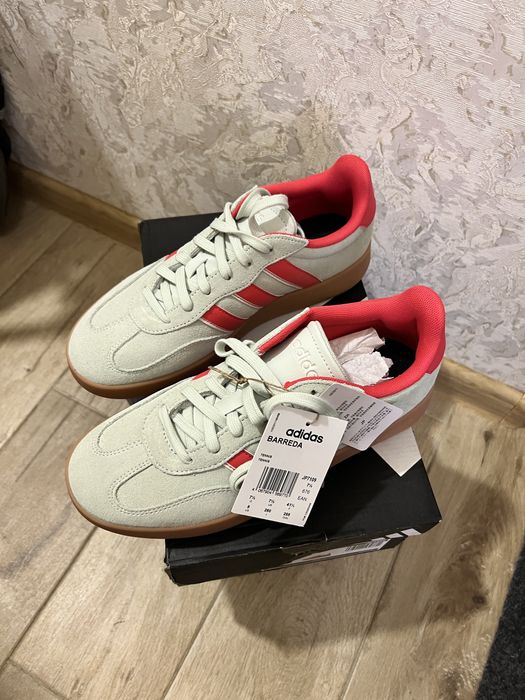 Кеди adidas нереального коліру