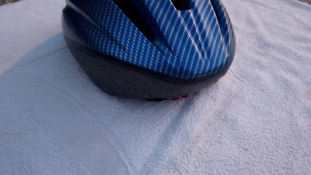 Capacete de bicicleta em bom estado