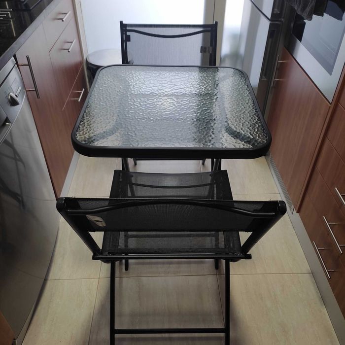 Mesa muito robusta, de fechar, com 2 cadeiras