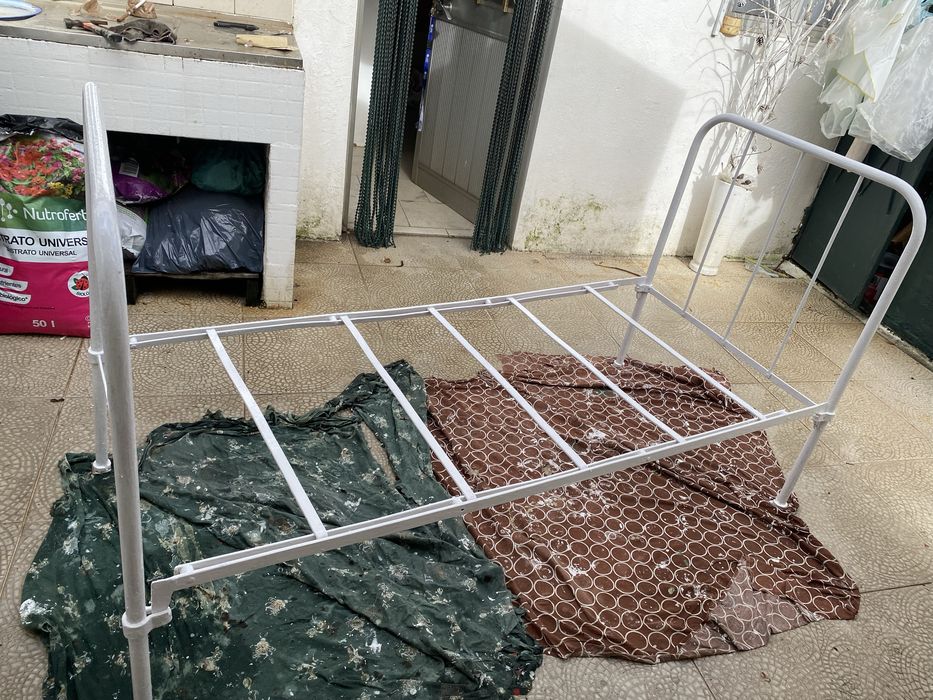 Cama em ferro c/ colchão/ solteiro