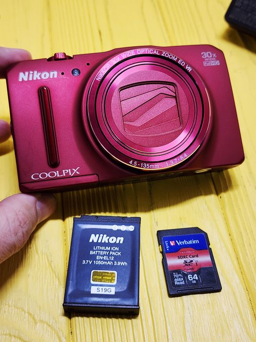 Компактный фотоаппарат Nikon Coolpix S9700 Red + SD 64Gb