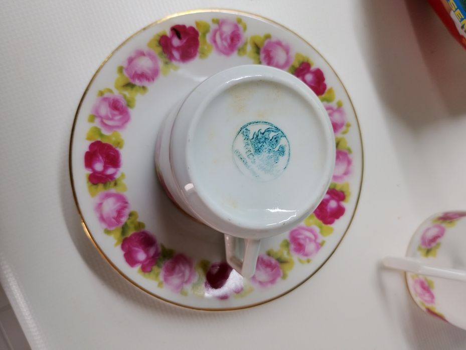 4 chávenas e 4 pratos de café