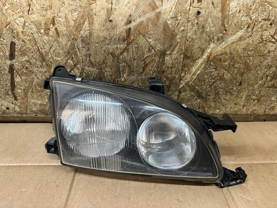 Передня права фара Toyota Avensis I Тойота Авенсіс Т22 1998—2000 дорестайл