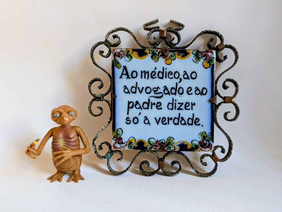 Azulejo falante, de suspensão, em moldura de ferro forjado
