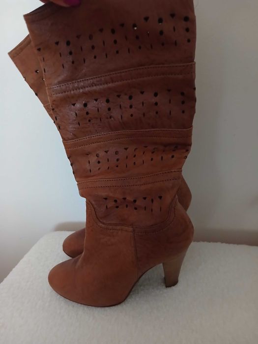 Botas em pele perfuradas