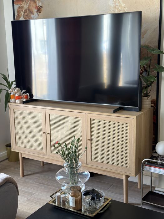 Debowa komoda z rattanowymi drzwiczkami