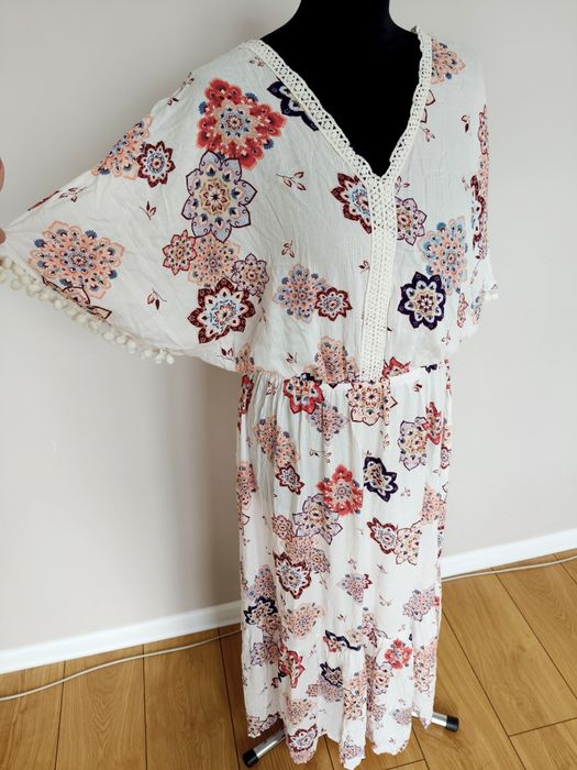 Długa letnia sukienka Boho z gumką w talii biała w kolorowe kwiaty