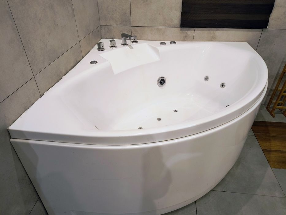 Wanna z hydromasażem/jacuzzi