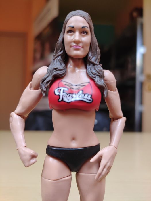 Figurka Nikki Bella WWE. 18cm Mattel.