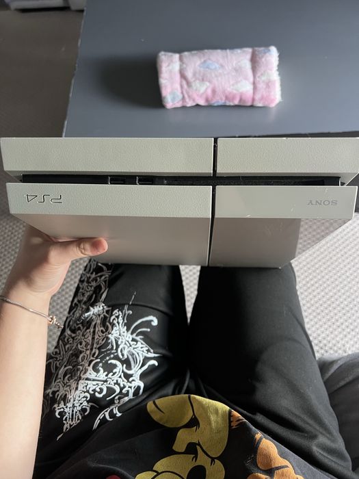 Ps4 + 2 comandos + cabo HDMI + Jogo horizon