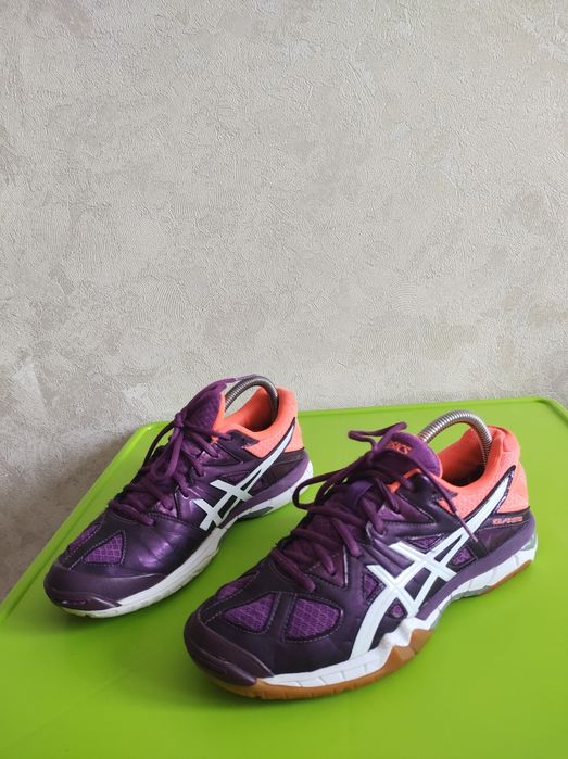 Жіночі волейбольні кросівки 38 розміру від бренду Asics Gel Tactic