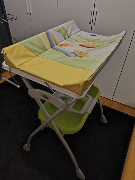 Fraldário com banheira