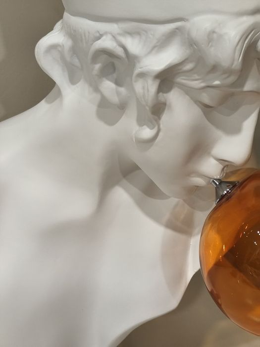 Estátua Decorativa Moderna com Bola Dourada – Peça de Design Premium