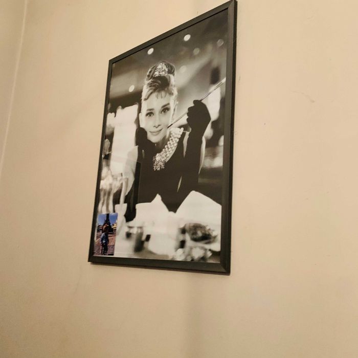 plakat z Audrey Hepburn w aluminiowej ramie