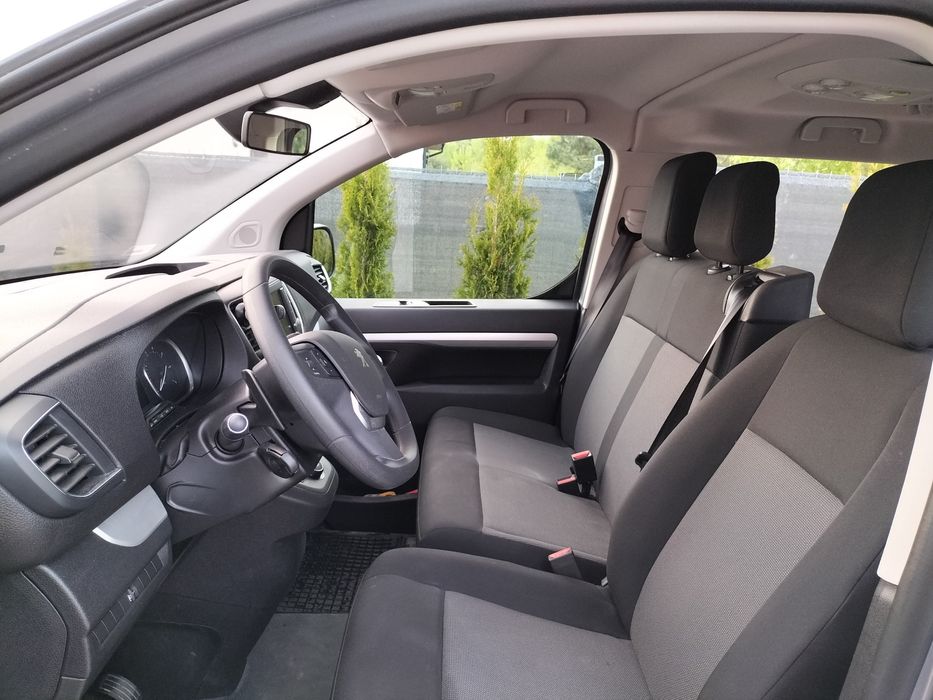 Wynajem busa 9-osobowego Peugeot Traveller Business Long Automat