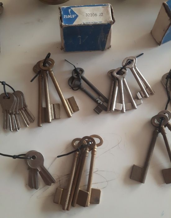 Lote fechaduras, rodas, rolamentos e chaves várias (Ler descrição)