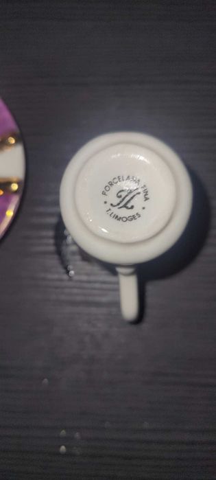 Elegante chávena de café (demitasse) com respetivo pires