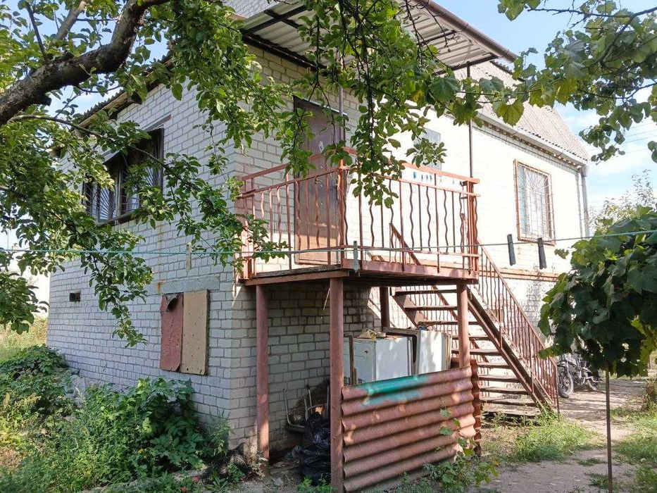Здається великий 3-поверховий будинок у м. Самар біля річки