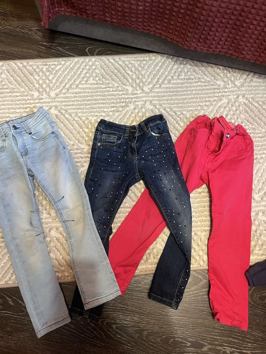 Продам фирменные джинсы в камнях на девочку