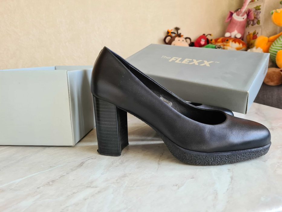 Жіночі брендові шкіряні туфлі на стійкому каблуці 37-37,5 р