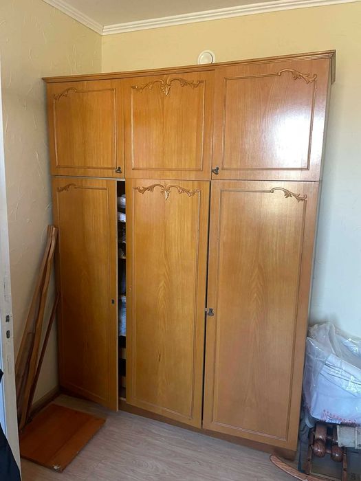 Спальня ліжко дві тумби трюмо шафа