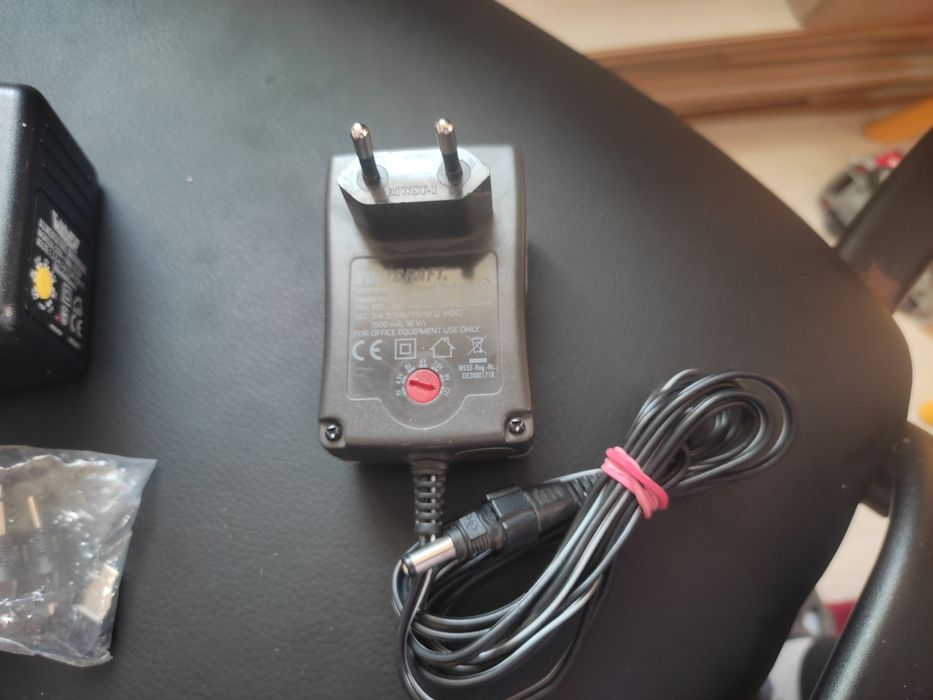 Блок живлення,питания на 3/4,5/5/7.5/9/12 вольт.1 ампер.з Германії.