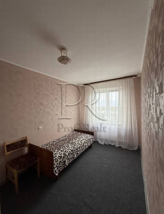 Продаж 2 кімн. квартири на набережній Дніпра за адресою вул Прирічна 1