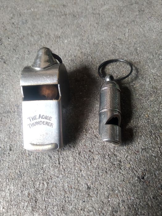 Apito antigo de futebol" The Acme Thunderer" Inglês e apito da polícia