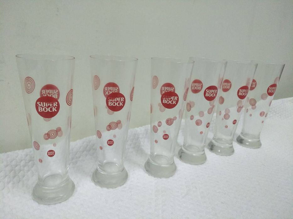 Variedade de copos antigos com publicidade para coleção